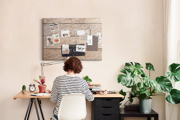 Korkbild mit Motivationsspruch auf hölzernem Hintergrund