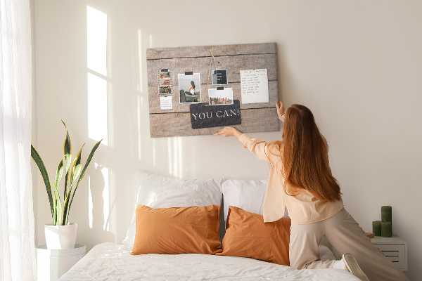 Korkbild mit Motivationsspruch auf hölzernem Hintergrund