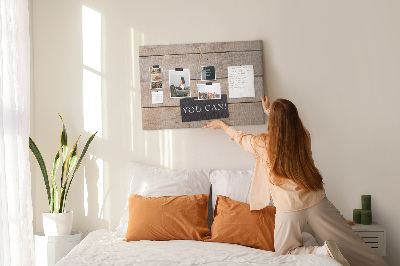 Korkbild mit Motivationsspruch auf hölzernem Hintergrund