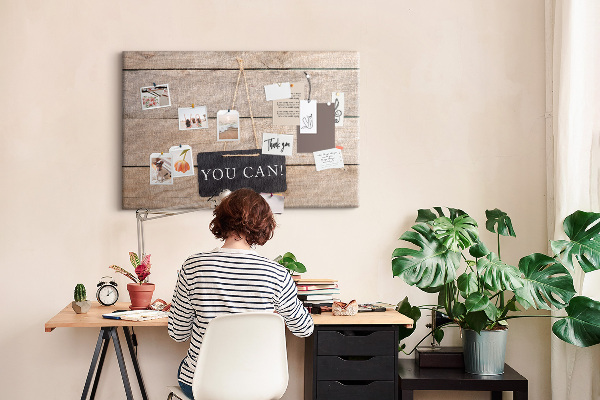 Korkbild mit Motivationsspruch auf hölzernem Hintergrund