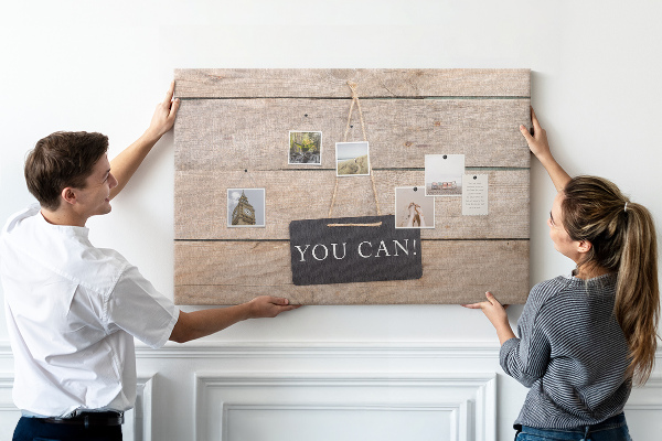 Korkbild mit Motivationsspruch auf hölzernem Hintergrund