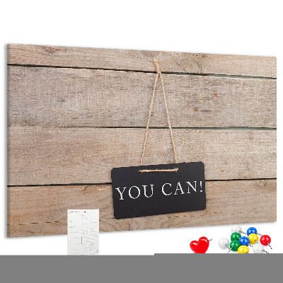 Korkbild mit Motivationsspruch auf hölzernem Hintergrund