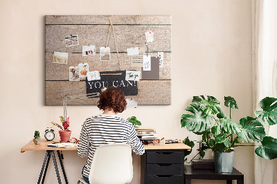 Korkbild mit Motivationsspruch auf hölzernem Hintergrund
