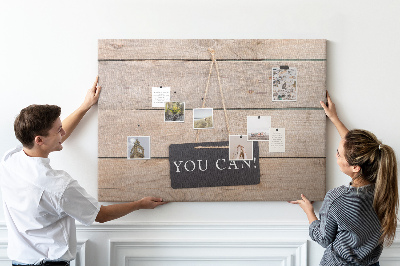 Korkbild mit Motivationsspruch auf hölzernem Hintergrund