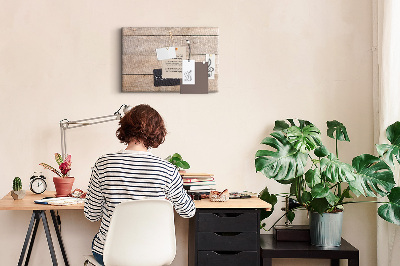 Korkbild mit Motivationsspruch auf hölzernem Hintergrund