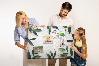 Bild mit Korkrückwand Blätter in einem zarten, minimalistischen Arrangement