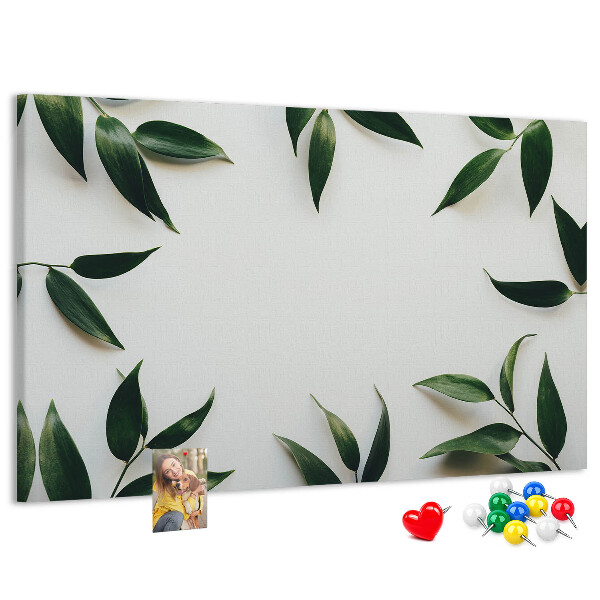 Bild mit Korkrückwand Blätter in einem zarten, minimalistischen Arrangement