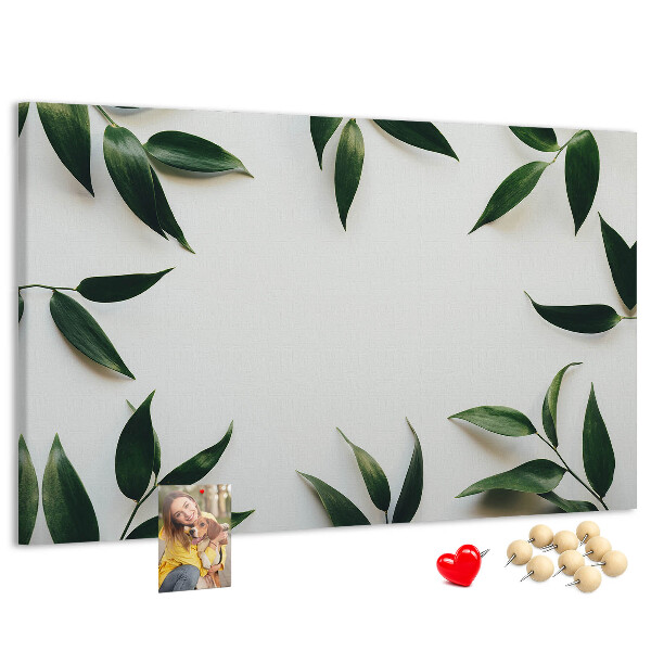 Bild mit Korkrückwand Blätter in einem zarten, minimalistischen Arrangement