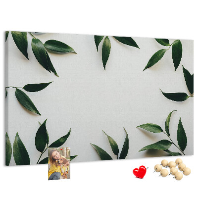 Bild mit Korkrückwand Blätter in einem zarten, minimalistischen Arrangement