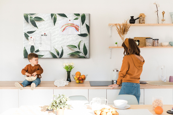Bild mit Korkrückwand Blätter in einem zarten, minimalistischen Arrangement