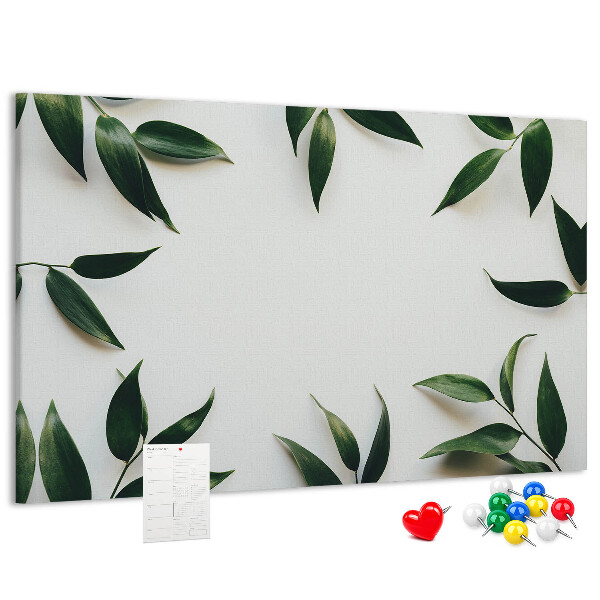 Bild mit Korkrückwand Blätter in einem zarten, minimalistischen Arrangement