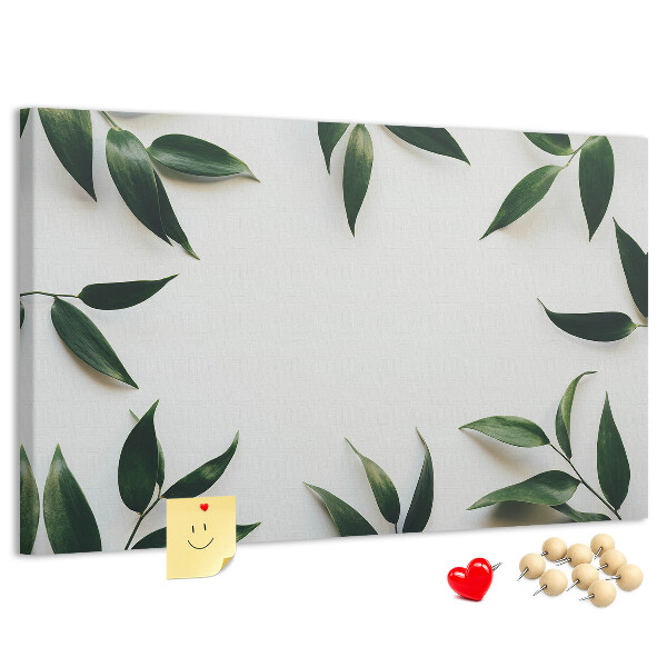 Bild mit Korkrückwand Blätter in einem zarten, minimalistischen Arrangement