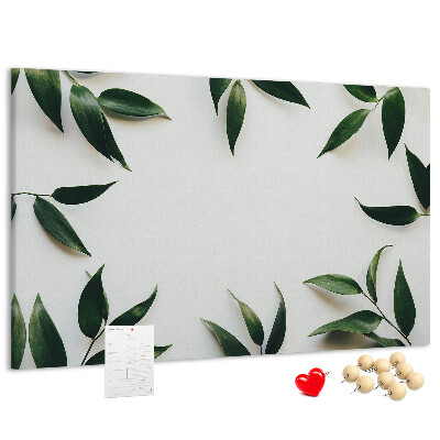 Bild mit Korkrückwand Blätter in einem zarten, minimalistischen Arrangement