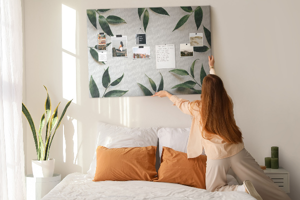 Bild mit Korkrückwand Blätter in einem zarten, minimalistischen Arrangement