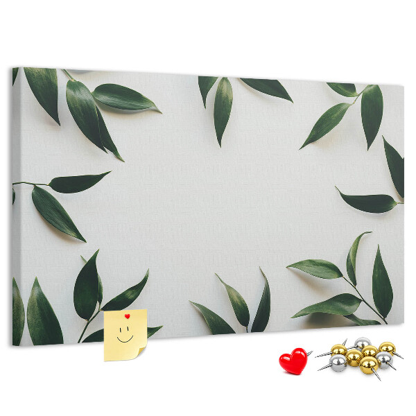 Bild mit Korkrückwand Blätter in einem zarten, minimalistischen Arrangement