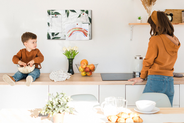 Bild mit Korkrückwand Blätter in einem zarten, minimalistischen Arrangement