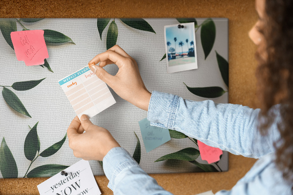 Bild mit Korkrückwand Blätter in einem zarten, minimalistischen Arrangement