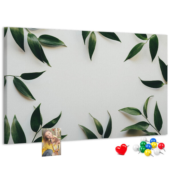 Bild mit Korkrückwand Blätter in einem zarten, minimalistischen Arrangement