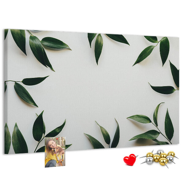 Bild mit Korkrückwand Blätter in einem zarten, minimalistischen Arrangement