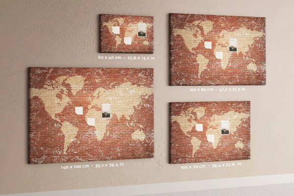 Korktafel mit Weltkartenmotiv vor einer Backsteinmauer