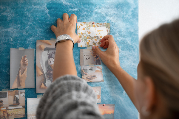 Kork-Pinnwand mit Motiv Das tiefe Blau der Meereswellen und des Schaums