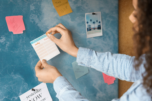Kork-Pinnwand mit Motiv Das tiefe Blau der Meereswellen und des Schaums
