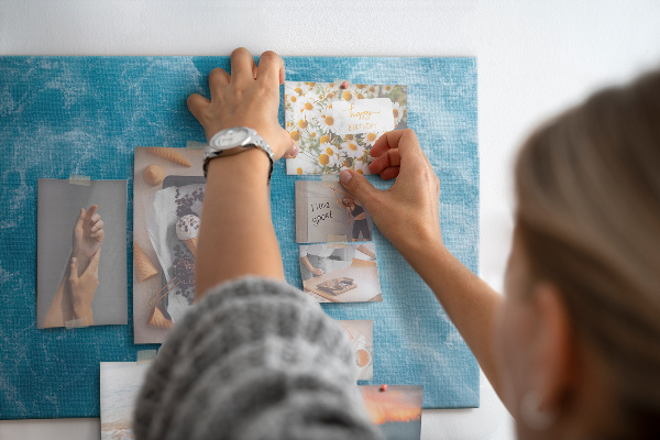 Kork-Pinnwand mit Motiv Das tiefe Blau der Meereswellen und des Schaums