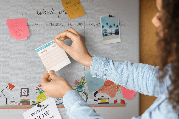 Korktafel farbenfroher Wochenplaner mit Büromotiven
