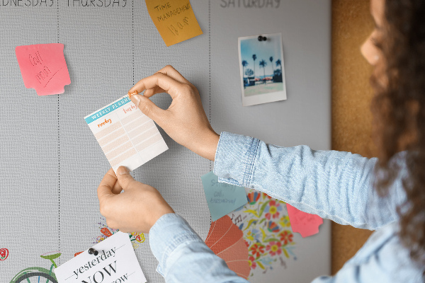 Korktafel farbenfroher Wochenplaner mit Büromotiven