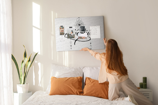 Kork-Pinnwand mit stilisierter Inschrift und Reisemotiv