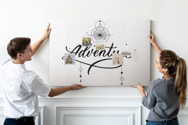 Kork-Pinnwand mit stilisierter Inschrift und Reisemotiv