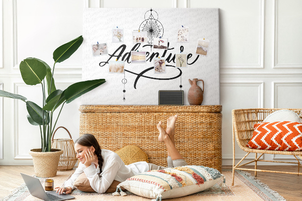 Kork-Pinnwand mit stilisierter Inschrift und Reisemotiv