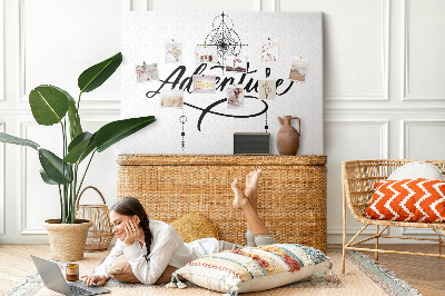 Kork-Pinnwand mit stilisierter Inschrift und Reisemotiv