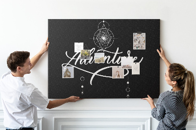 Korktafel mit dem Motiv Eine Reise ins Unbekannte mit Kompass und den Sternen