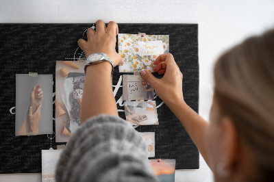 Korktafel mit dem Motiv Eine Reise ins Unbekannte mit Kompass und den Sternen