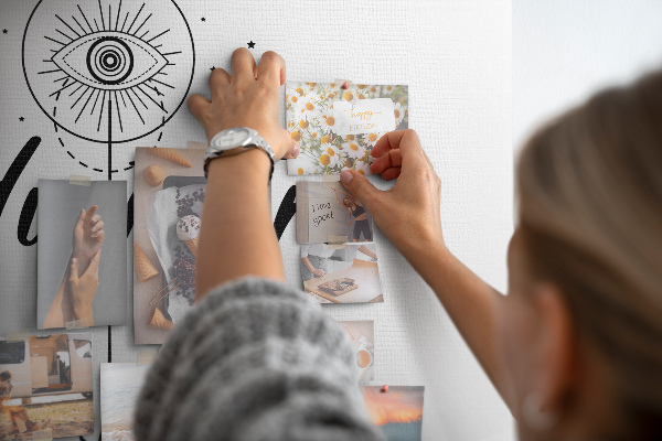 Bilder mit Korkrückwand das Motiv mit Augen und Pfeilsymbol