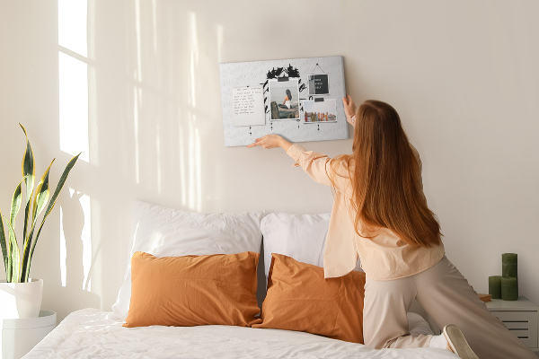 Bild mit Korkrückwand Motiv Zeit für ein Abenteuer im Wald