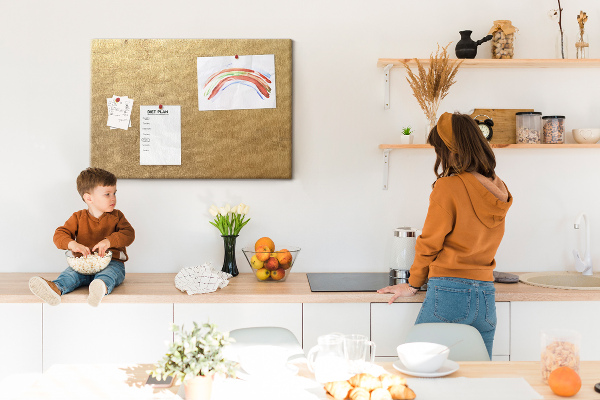 Bild mit Korkrückwand goldene Textur im minimalistischen Stil