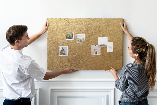 Bild mit Korkrückwand goldene Textur im minimalistischen Stil