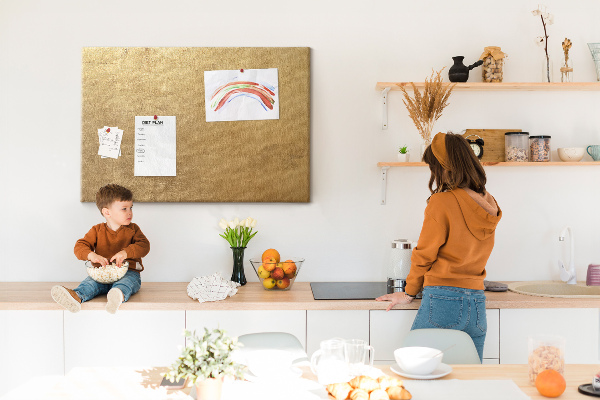 Bild mit Korkrückwand goldene Textur im minimalistischen Stil