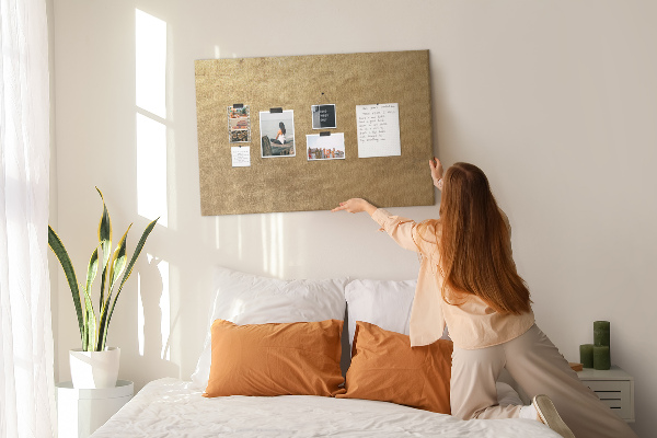 Bild mit Korkrückwand goldene Textur im minimalistischen Stil