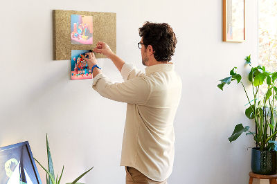 Bild mit Korkrückwand goldene Textur im minimalistischen Stil