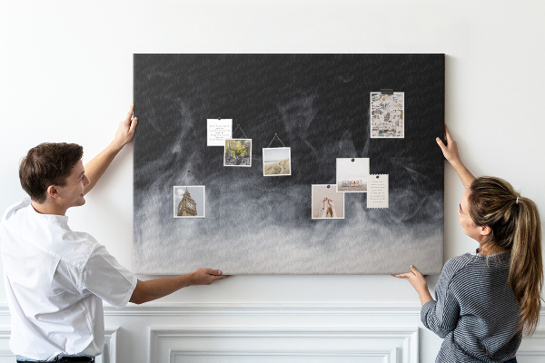 Korktafel mit Motiv sinnlicher Tanz des Nebels vor schwarzem Hintergrund