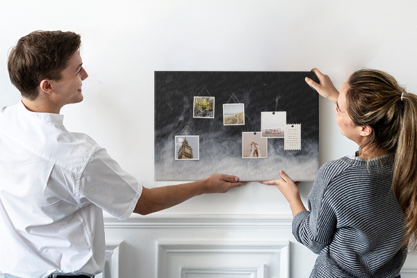 Korktafel mit Motiv sinnlicher Tanz des Nebels vor schwarzem Hintergrund