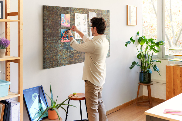 Bilder mit Korkrückwand rostige Oberfläche mit blauen Akzenten