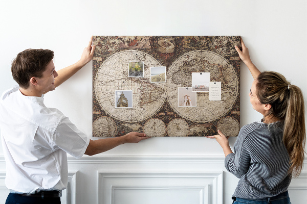 Korktafel mit antiker Weltkarte und geografischen Details