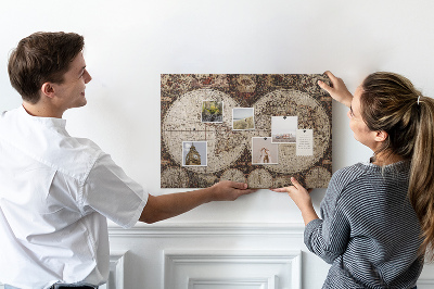 Korktafel mit antiker Weltkarte und geografischen Details