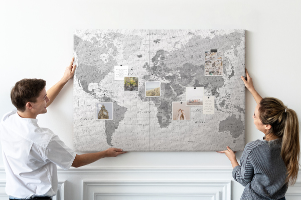 Korktafel detaillierte Weltkarte in Graustufen