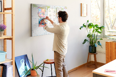 Korktafel weltkarte mit farbigen kontinenten