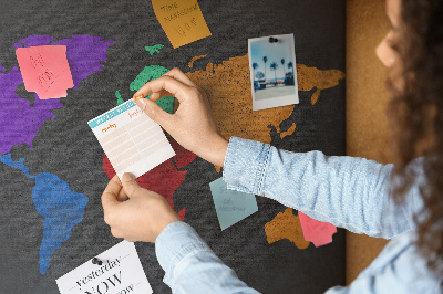 Weltkarte mit Korkrückwand farbenfrohes Design auf dunklem Hintergrund